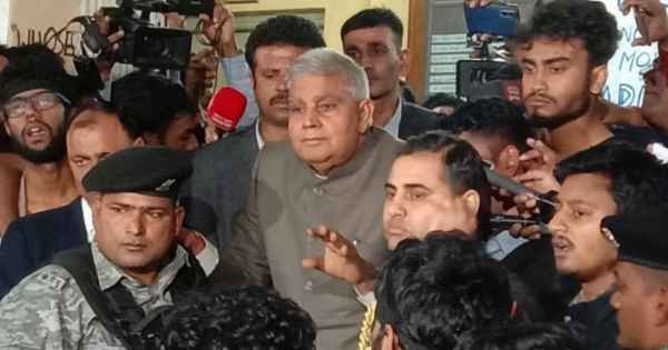 যাদবপুর বিশ্ববিদ্যালয়ে ছাত্র - ছাত্রীদের বিক্ষোভের মুখে রাজ্যপাল জগদীপ ধনকড়