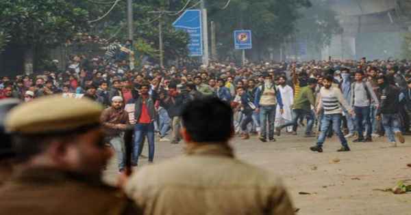 বিশ্ববিদ্যালয়ে ঢুকে দিল্লী পুলিশের অত্যাচার চাত্র ছাত্রীদের উপরে 
