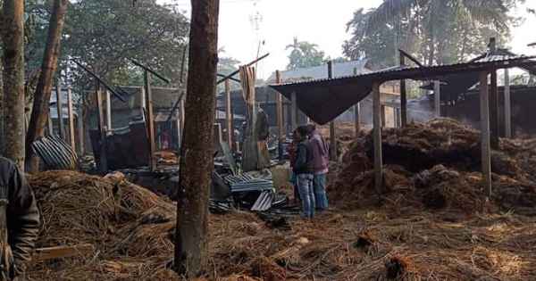 à¦—à¦­à§€à¦° à¦°à¦¾à¦¤à§‡ à¦†à¦—à§à¦¨à§‡ à¦ªà§à§œà§‡ à¦›à¦¾à¦‡ à¦¹à§Ÿà§‡ à¦—à§‡à¦² à¦¦à§à¦Ÿà¦¿ à¦¬à¦¾à§œà¦¿à¥¤